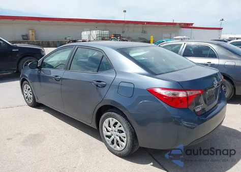 2018 Toyota Corolla Le z USA, uszkodzony, nr VIN 5YFBURHE4JP820560